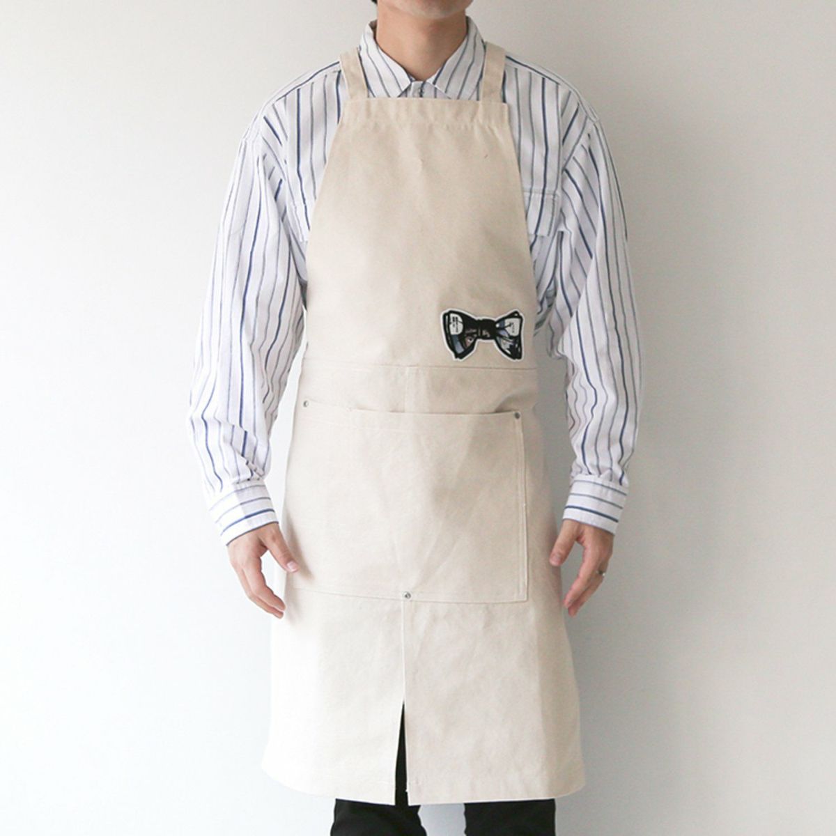 宇宙兄弟エプロン SUPERTHANKS x SPACE BROTHERS 蝶ネクタイワッペンエプロン 生成り